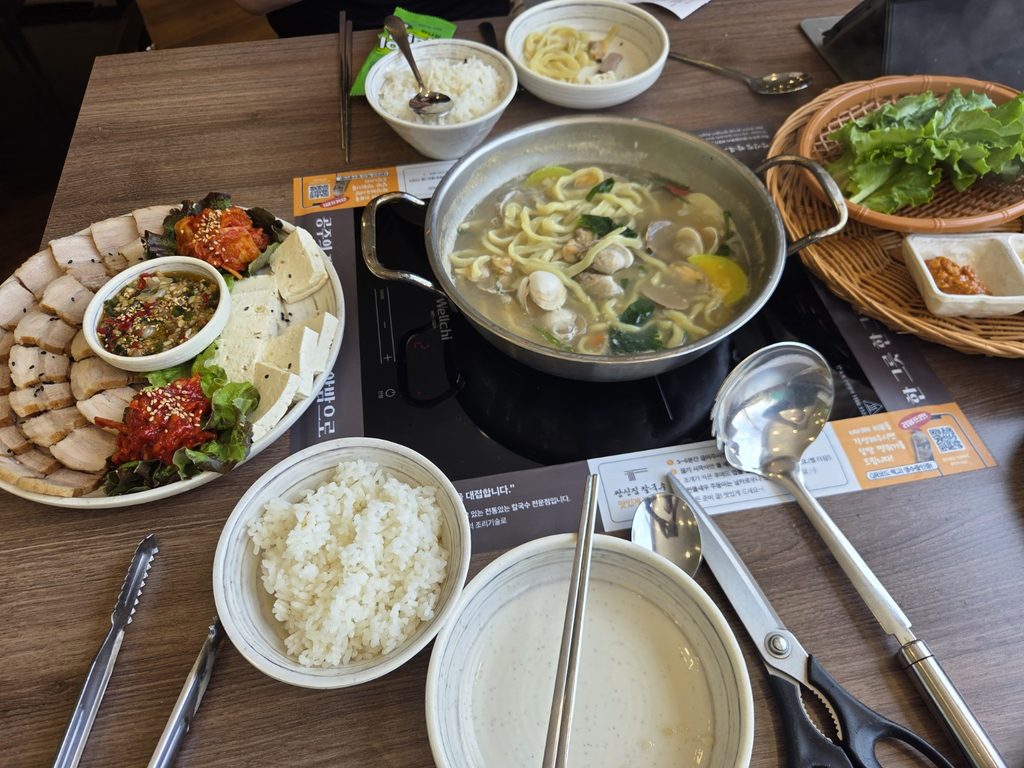 방동저수지 맛집 공주쌍신집칼국수 알밤칼국수와 보쌈