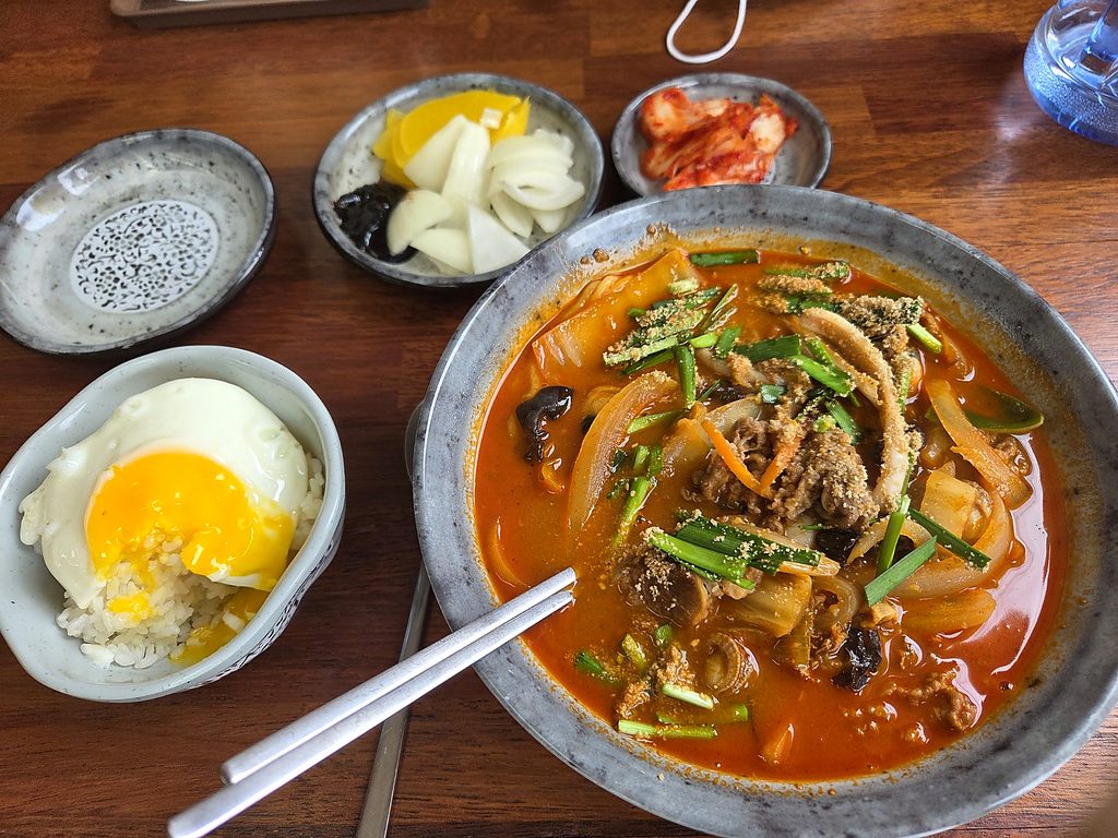 논산 강짬뽕 밥과 계란을 곁들인 한 상