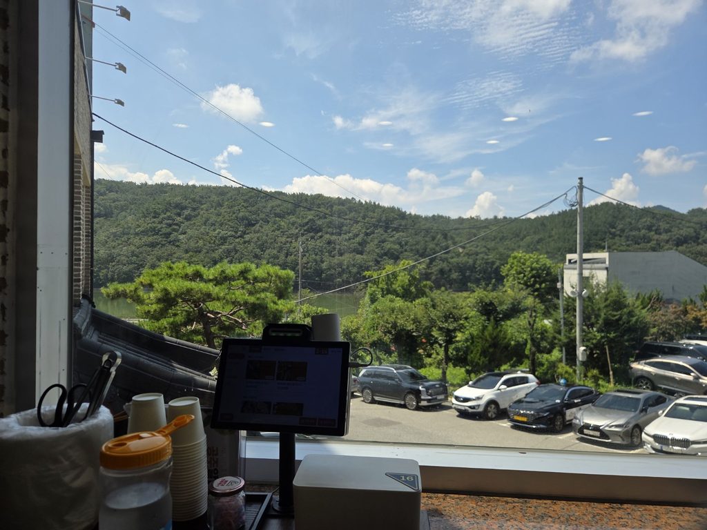 공주쌍신집칼국수 방동직영점 주차장과 주변 풍경