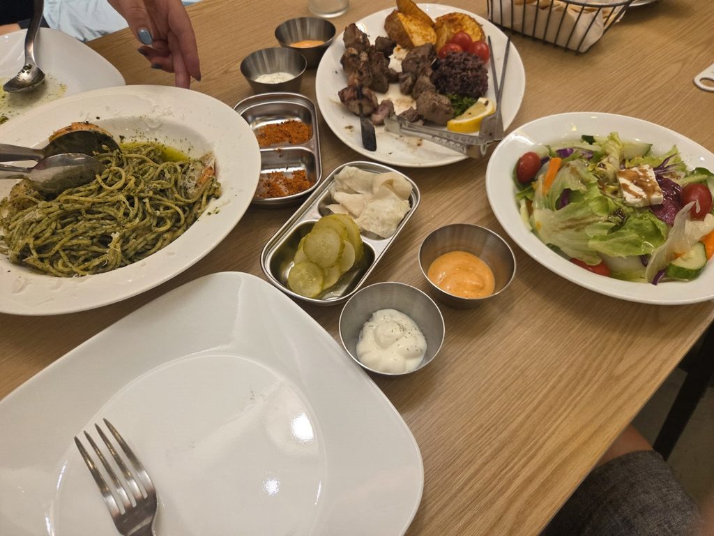 야미그릴 수블라키 파스타와 샐러드