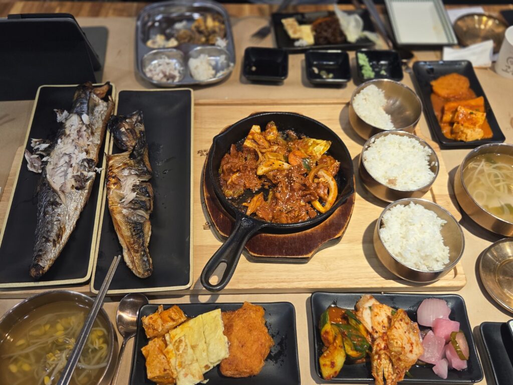 세종 달빛에구운고등어 화덕 고등어구이 고추장불고기 한상
