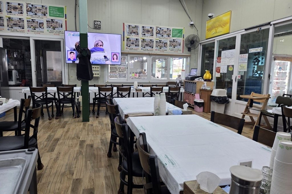 강경 큰손식당 내부와 테이블 모습