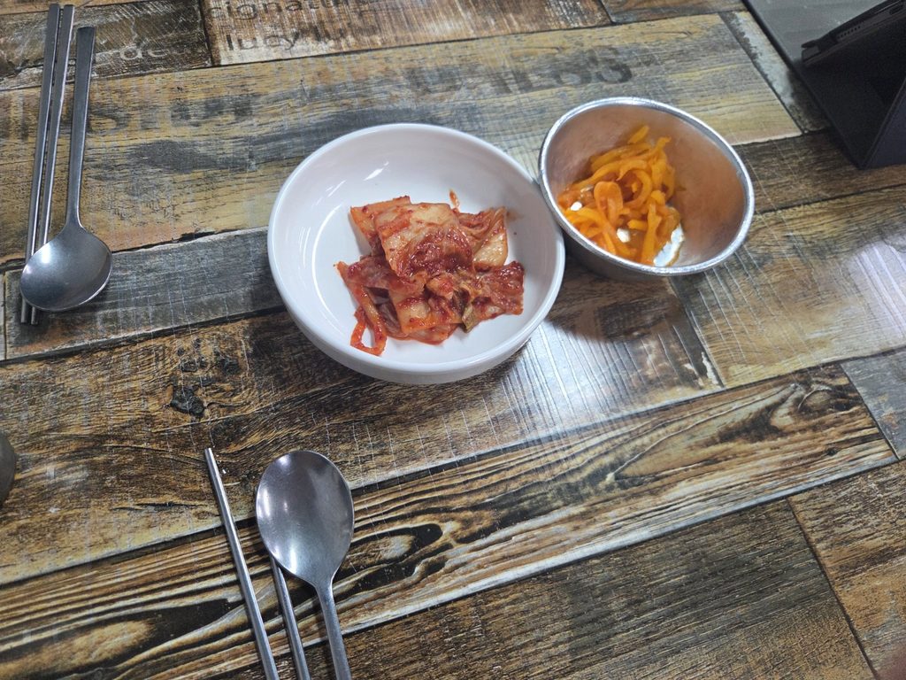 대전 시민칼국수 김치와 기본 반찬
