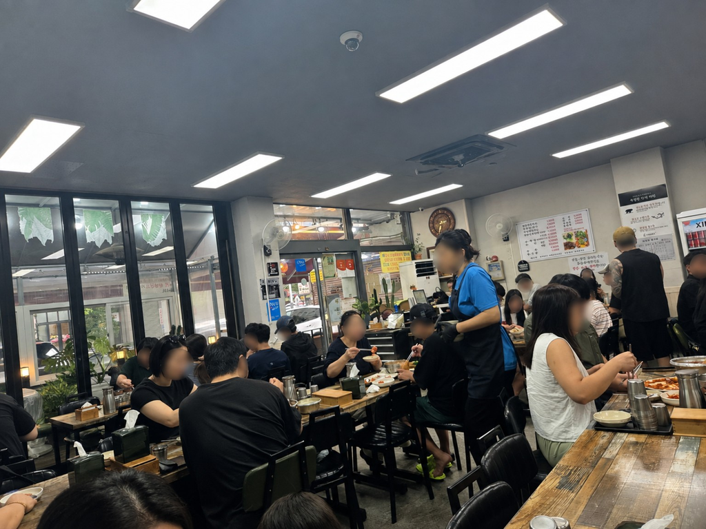 손님 얼굴을 흐림 처리한 대전 시민칼국수 매장 내부
