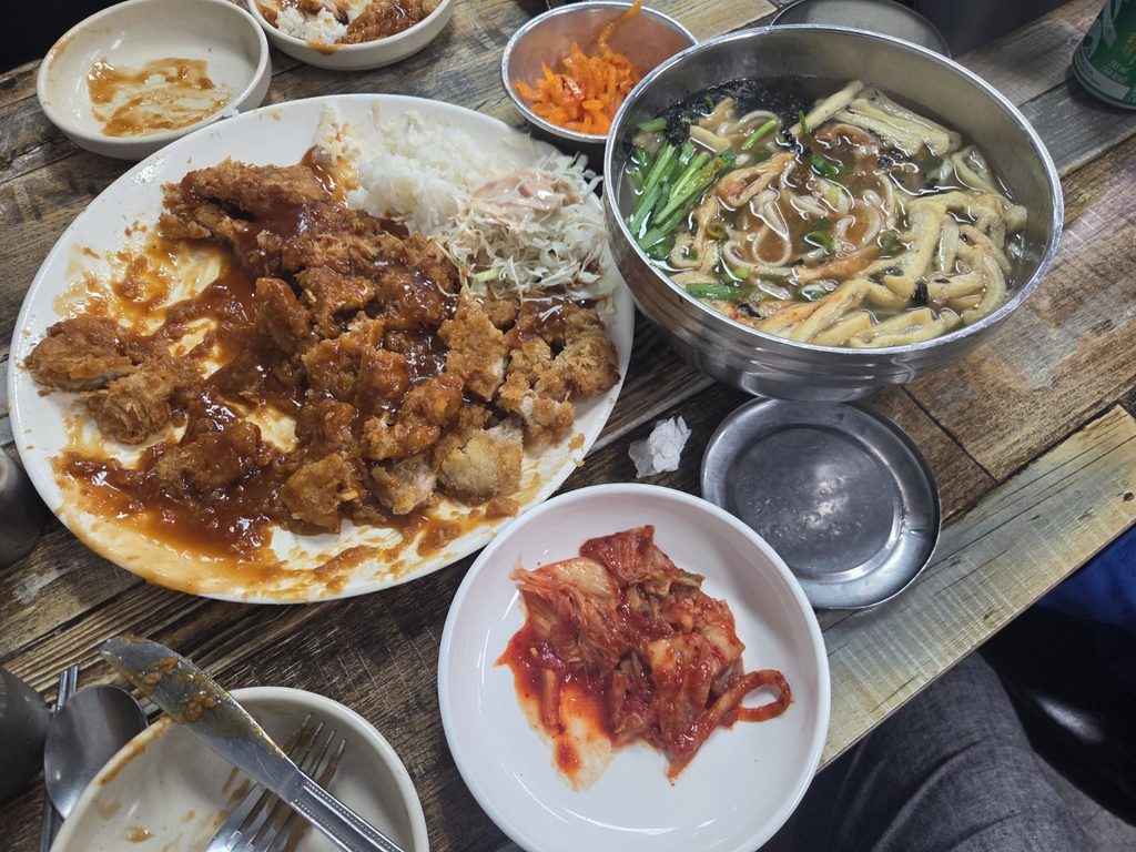 대전 시민칼국수 수제왕돈까스와 칼국수 한 상