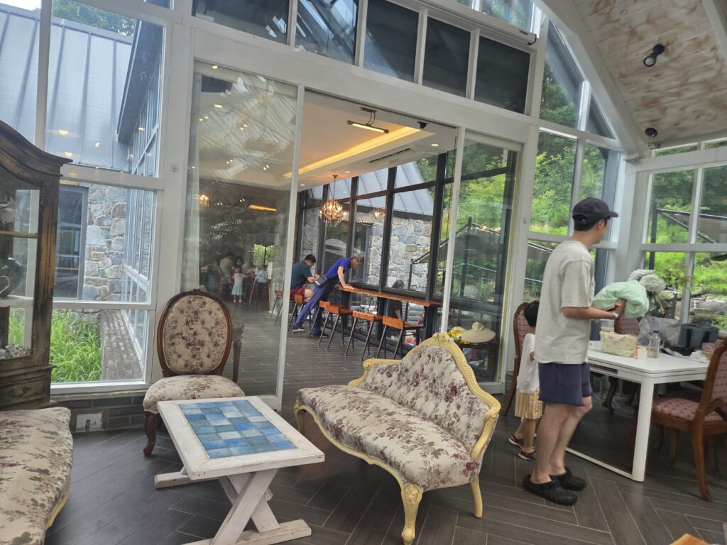 세종 도토리숲 키즈파크 카페 내부 모습